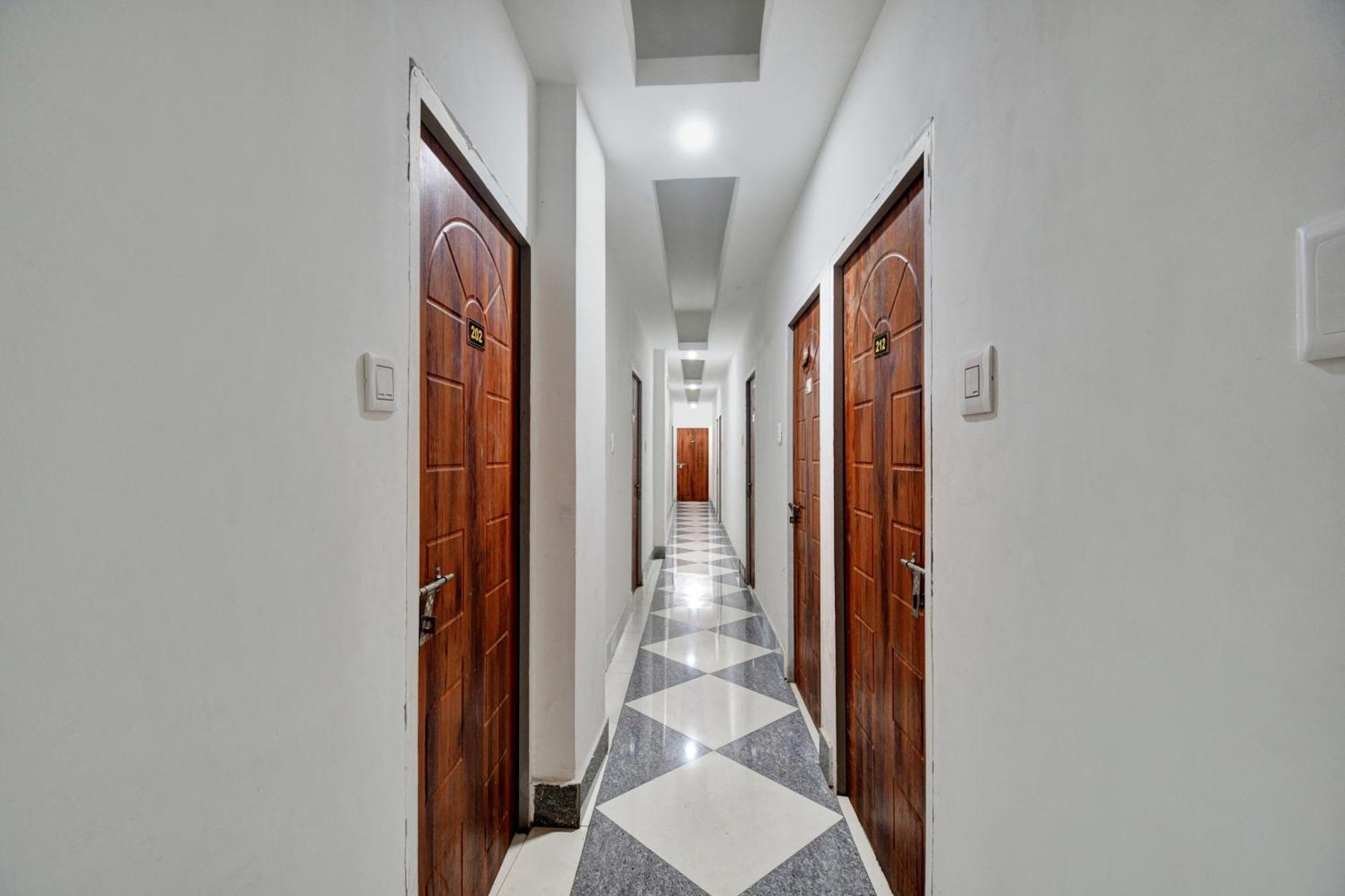 Super Hotel O Royal Empire Калькутта Экстерьер фото