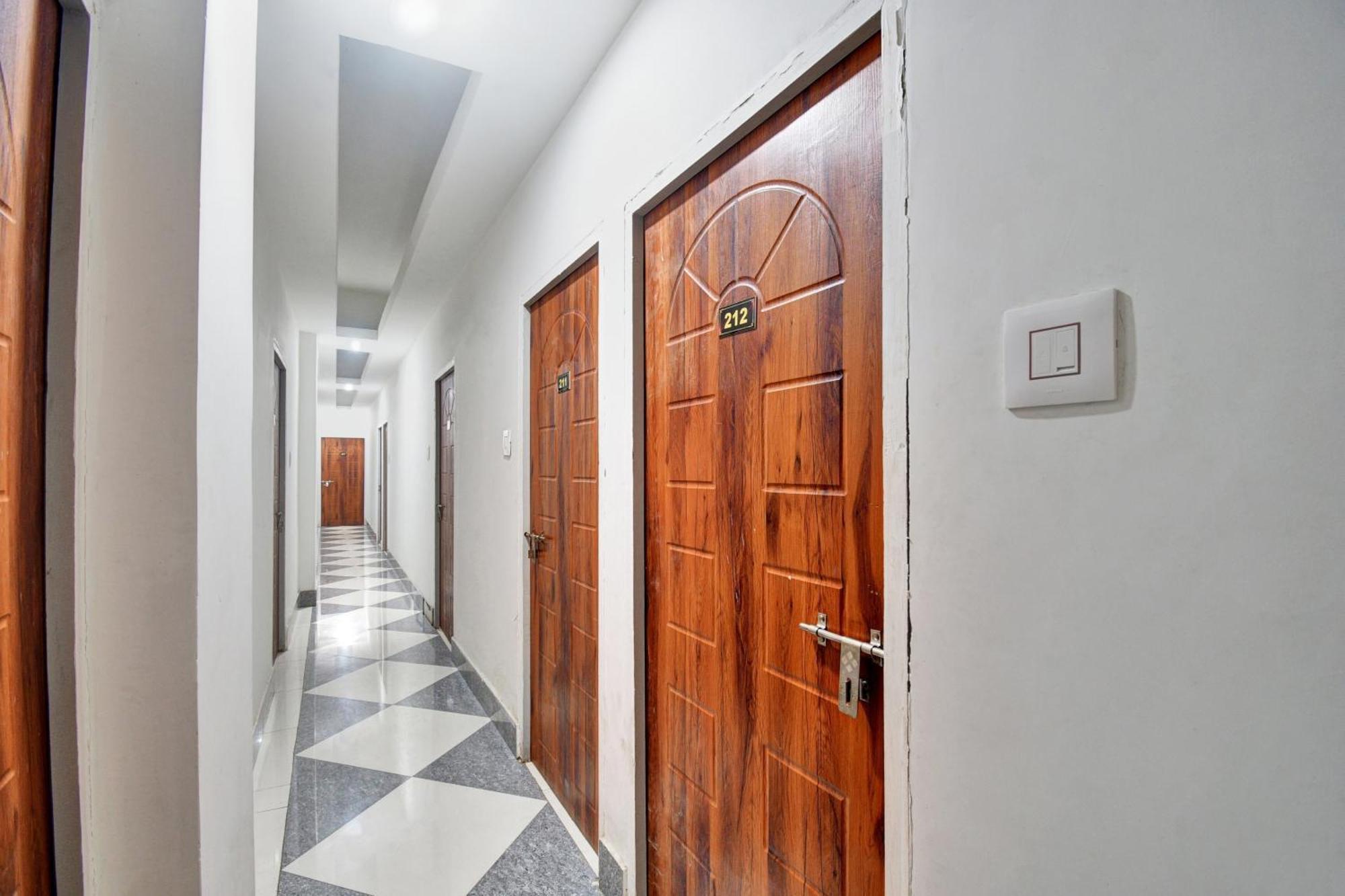 Super Hotel O Royal Empire Калькутта Экстерьер фото